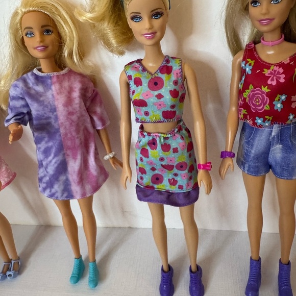 Five Blonde Barbies with all NEW outfits and accessories and storage bags! - Picture 5 of 16